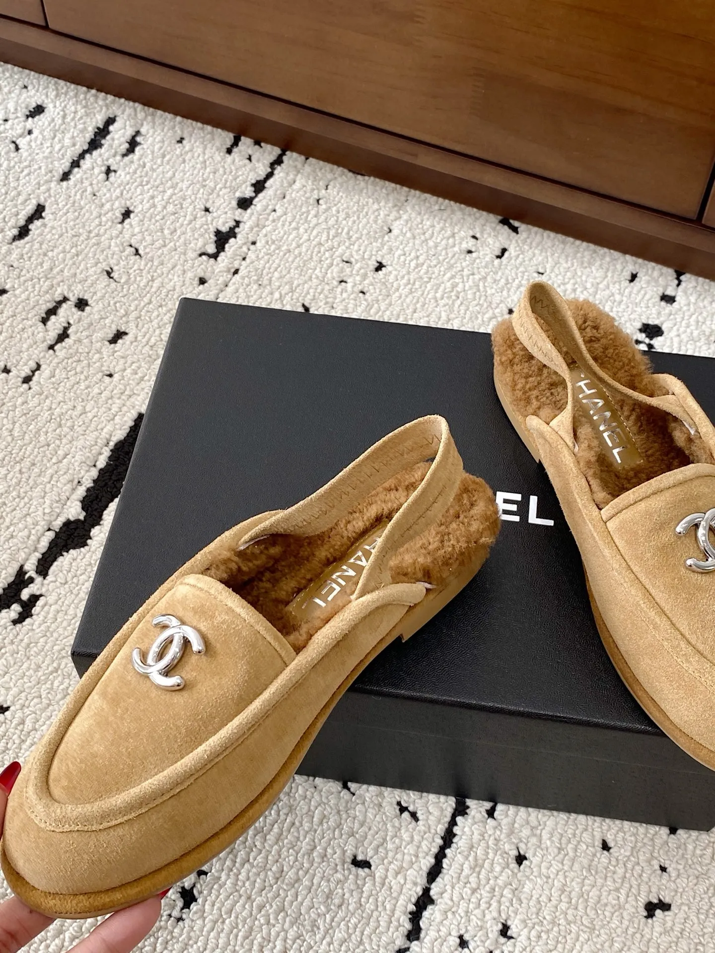 👟👟Ex-factory price 640👟👟 🍀CHANEL25s Chanel Mary Jane beanie hair slippers, a hot new release in the early autumn series, this season's hot item from the fragrance family! I really fell in love at first sight, the classic color matching is perfect!  Really super personalized, which is the biggest highlight of this shoe. The eye-catching but not exaggerated design is super cool for daily use. It is super versatile whether paired with pants, sweaters or skirts. It looks good no matter how you wear it. The more you look at it, the more you like it! Upper: imported sheep leather. Lining: original developed lamb wool. Outsole: Italian leather outsole. Size: #35-41 (40 41 custom-made, non-refundable) 👉 👉